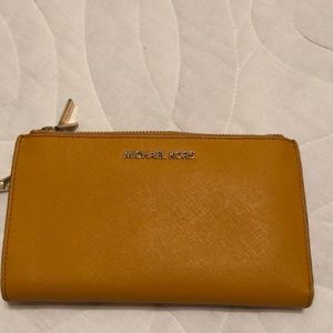 MICHAEL KORS LARGE DOUBLE ZIP WRISTLET WALLET PHONE CASE CLUTCH 
YELLOW GOLD.